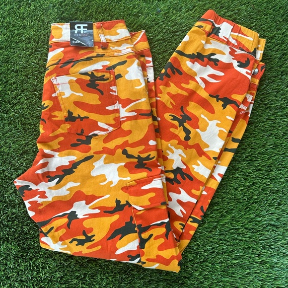 Redfox NWT women’s size Large red/orange camo cargo pants hot!!!! - Picture 10 of 11